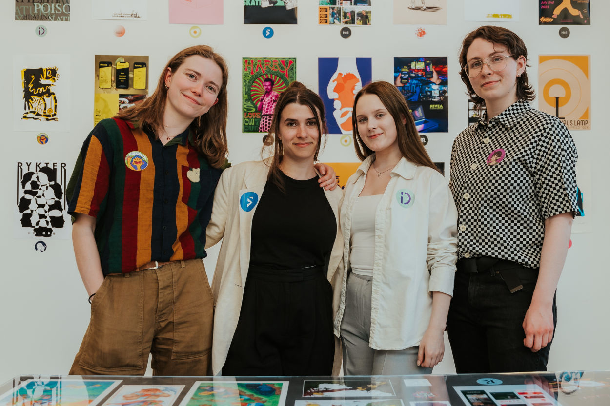 Fire studenter står foran sine studentarbeider på en utstilling på Grafill i Oslo. 