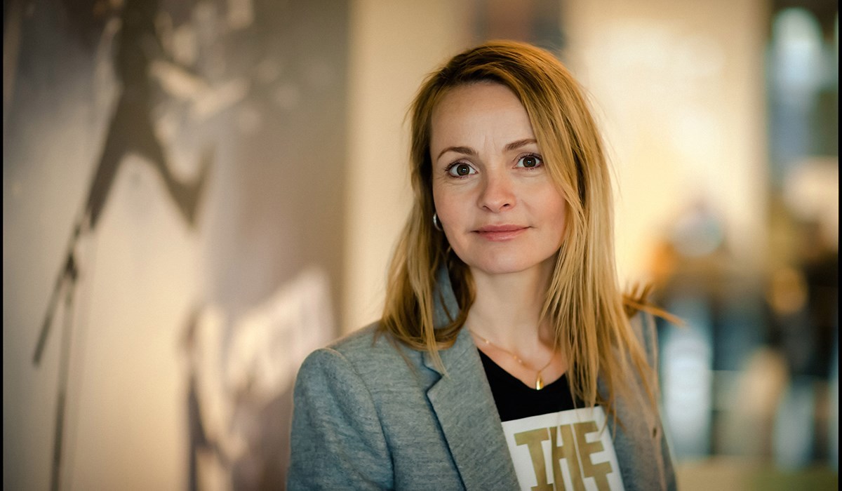 Kathrine Synnes Finnskog avbildet på kontoret.
