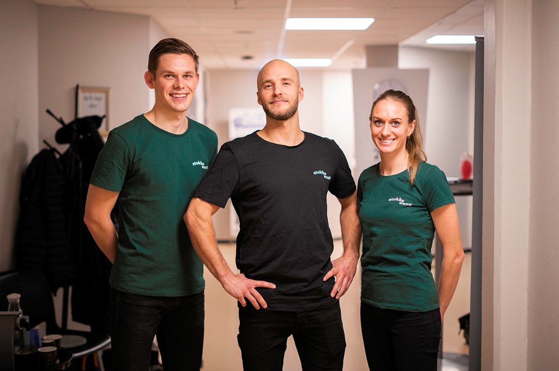 Foto av tre unge osteopater, to menn og en kvinne.
