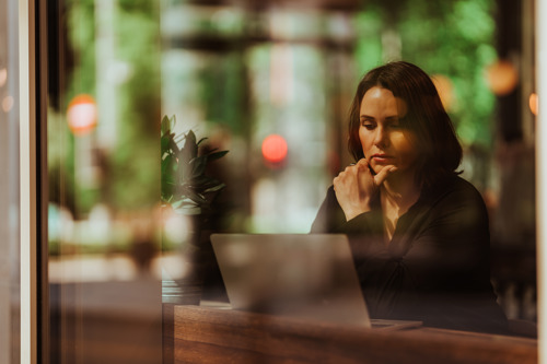 En person jobber på en bærbar PC