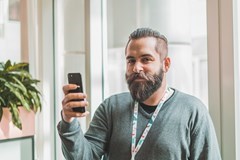 foto av man som holder en mobiltelefon
