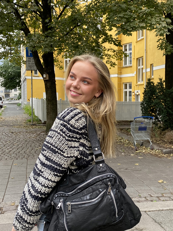 Foto av Tøstieng som går på gaten.