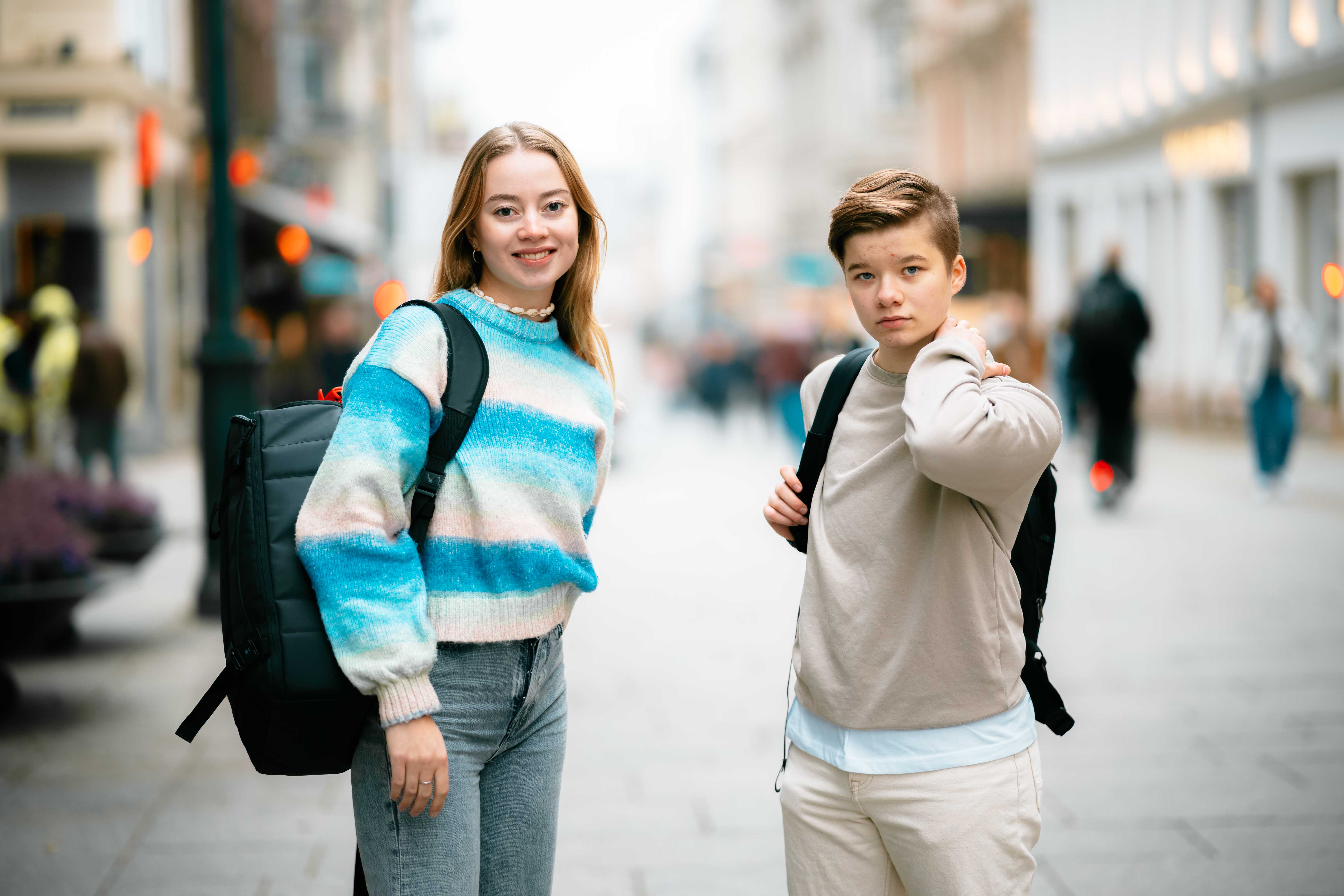 Studenter med ryggsekker i en gate.