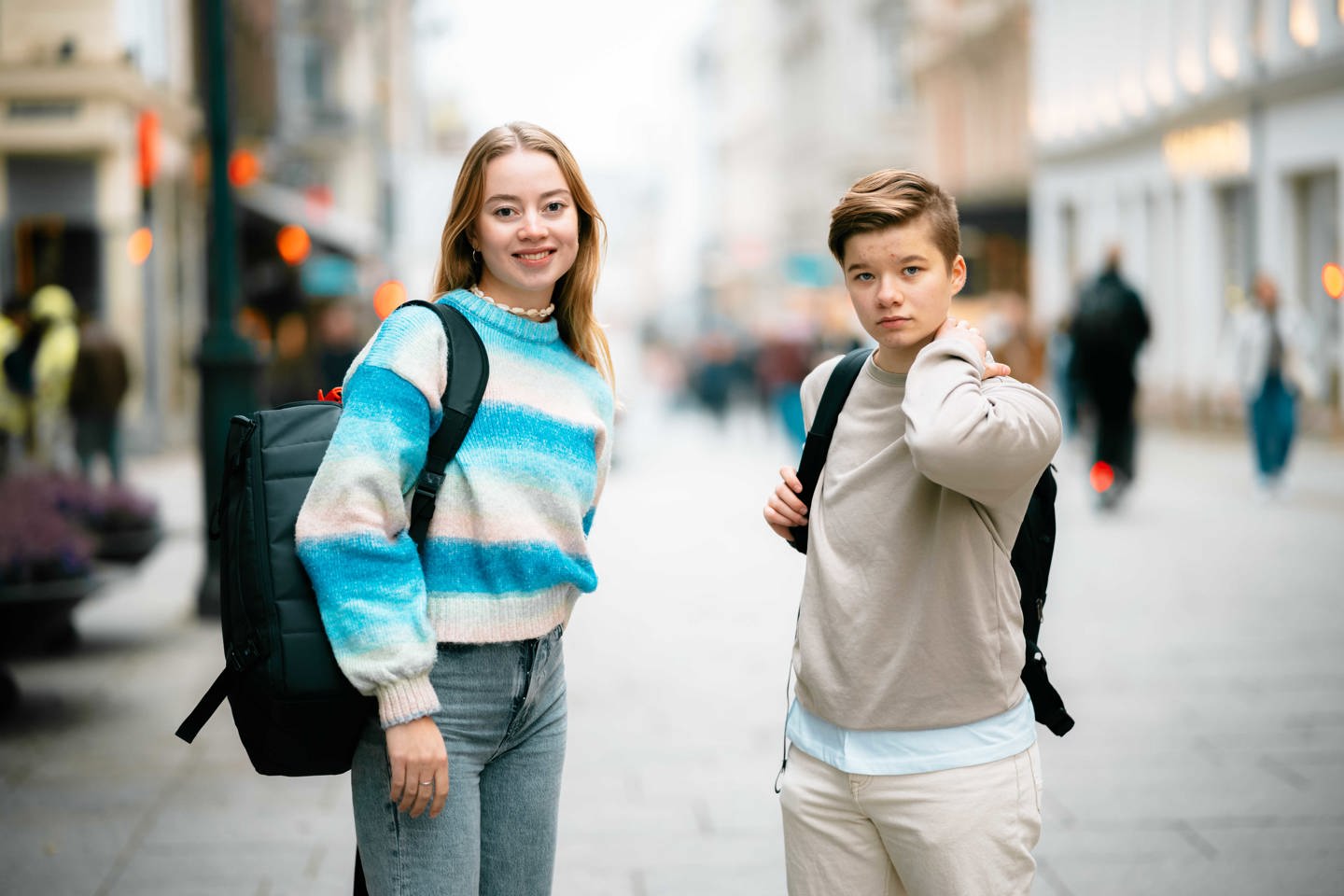 Studenter med ryggsekker i en gate.