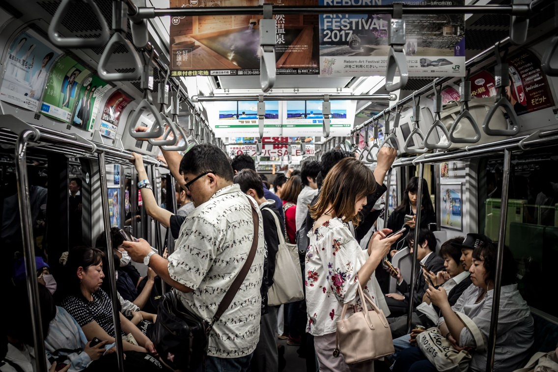 Mange mennesker i metrovogn