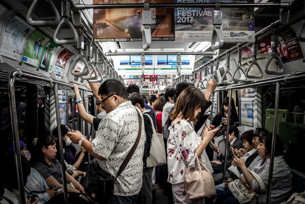 Mange mennesker i metrovogn