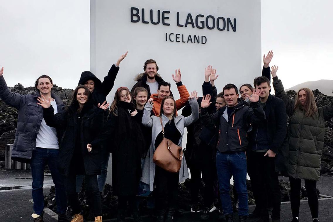 studietur til Island - studentene utenfor Den blå lagune