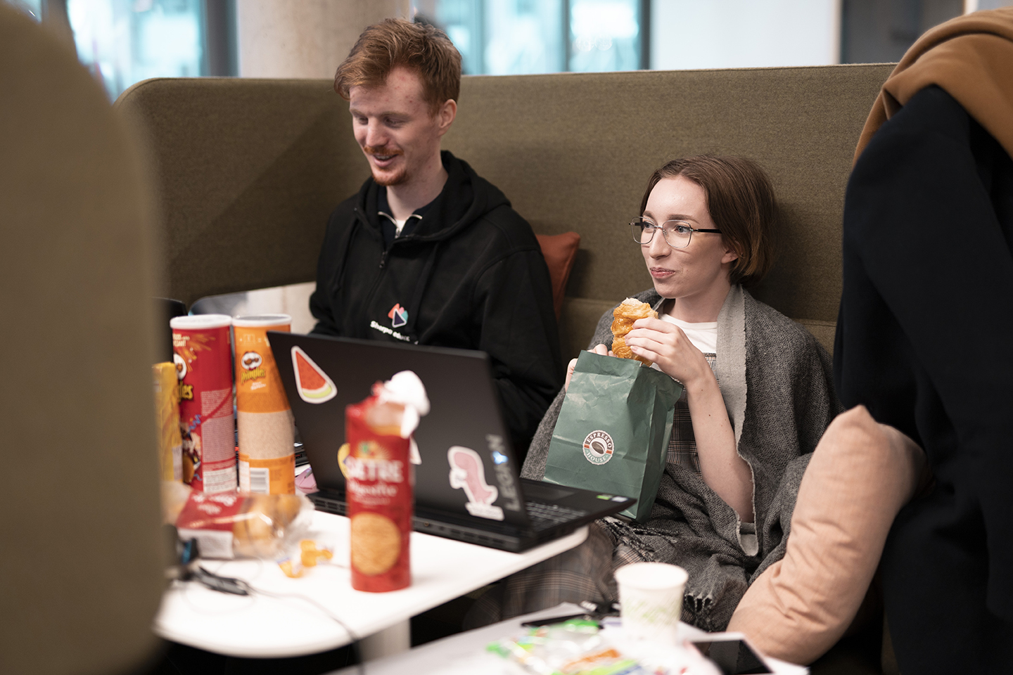 Foto av studentene Anders og Julie avbildet på Global Game Jam i Oslo.