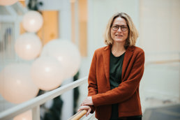 Foto av dame i rød cardigan