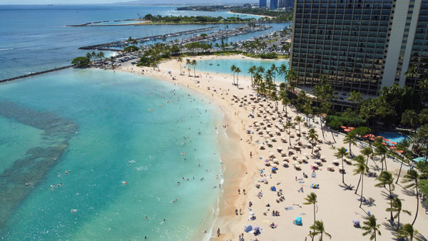 Strand på Hawaii med masse folk på