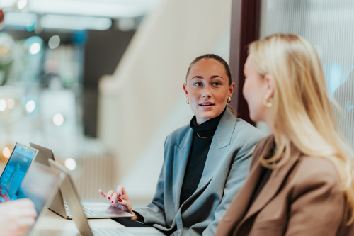 To studenter som prater sammen