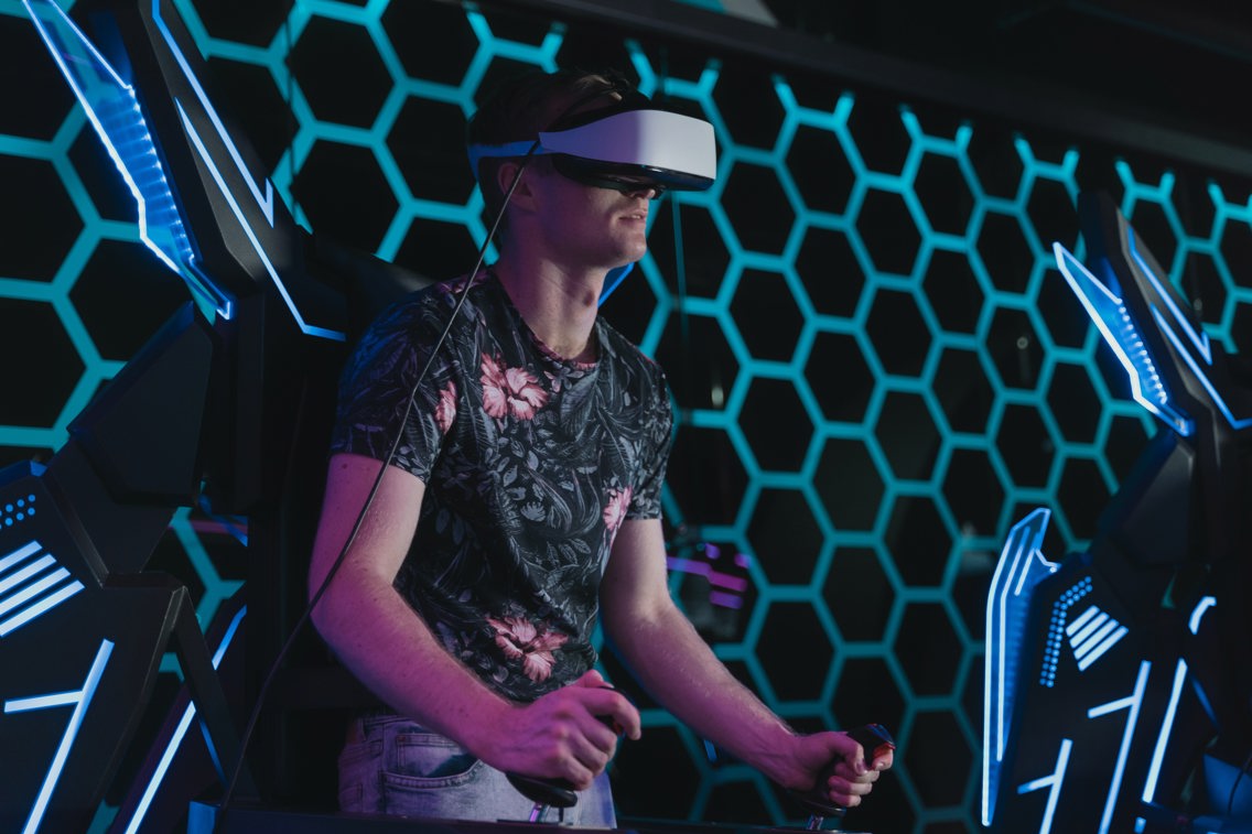 Mann som spiller med VR-briller på
