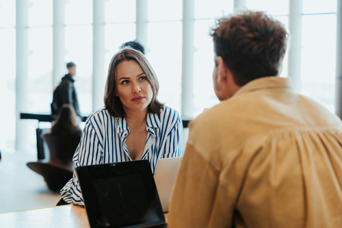 Studenter i kollokvie diskuterer.