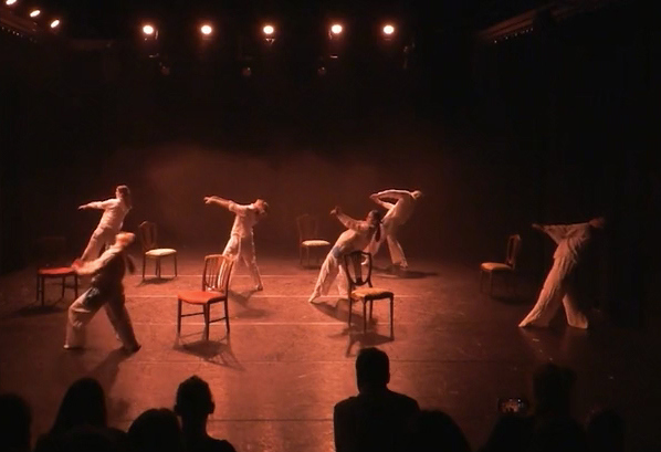 Dansere på scene.