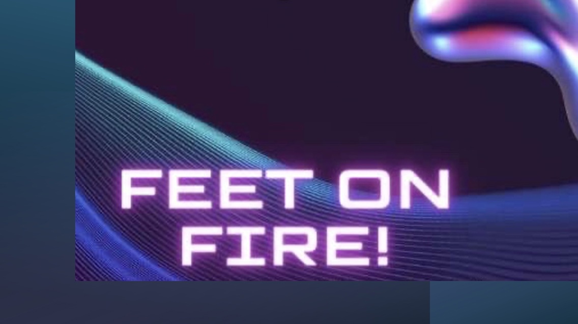 FEET ON FIRE! i store bokstaver mot en bakgrunn i lilla, blå, rosa, grønne og svarte nyanser