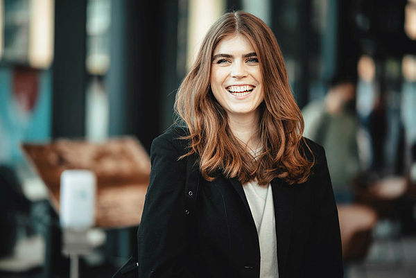 Kvinnelig student som smiler til kamera i Urtegata