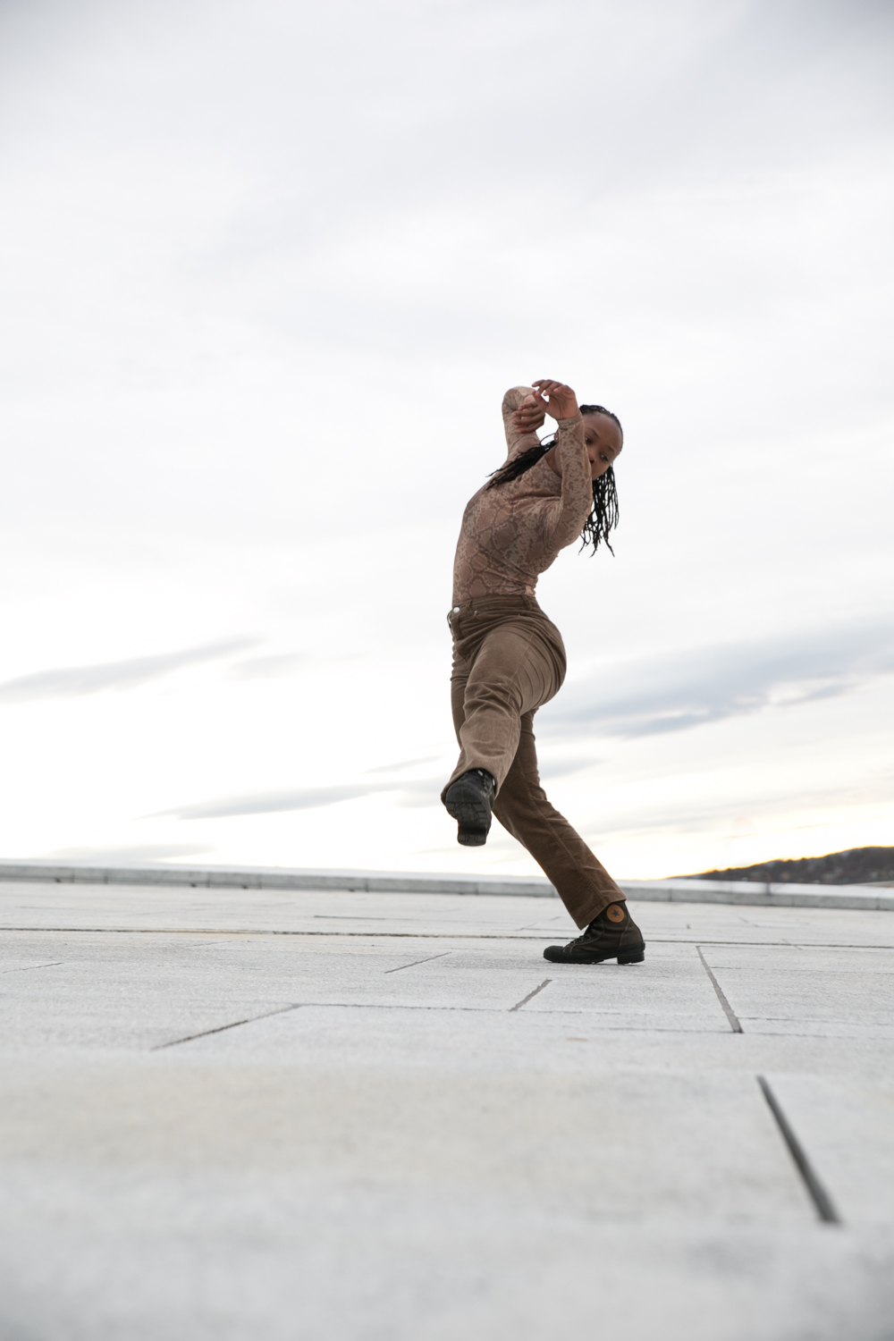 Balansekunst: Ornilia Ubisse er frilans dansekunster. Fotografert på Operataket i Oslo. Foto: Camilla Storvollen. 