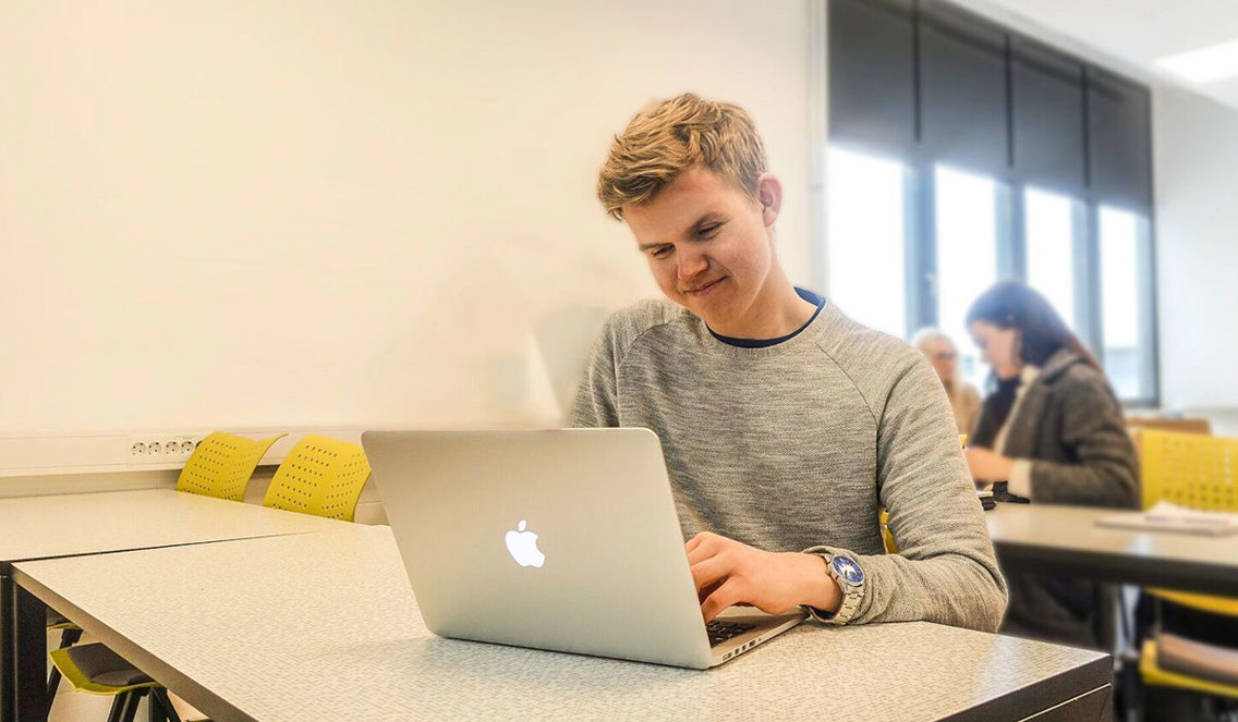 Fredrik studerer markedsføring