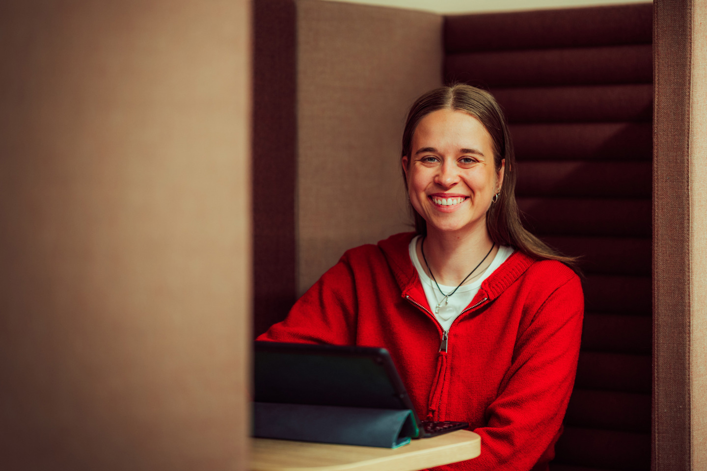 Student jobber med nettbrett.