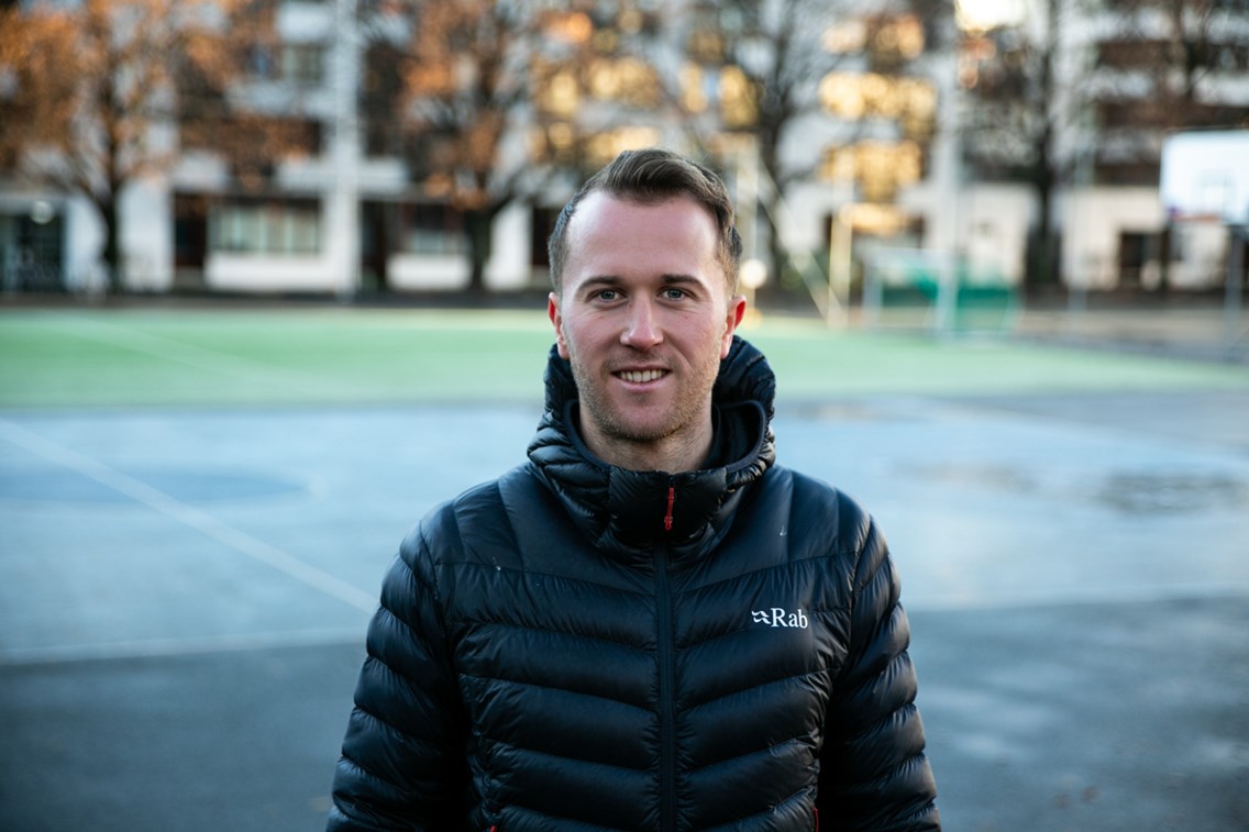 Morten fotografert ute på en basketbane