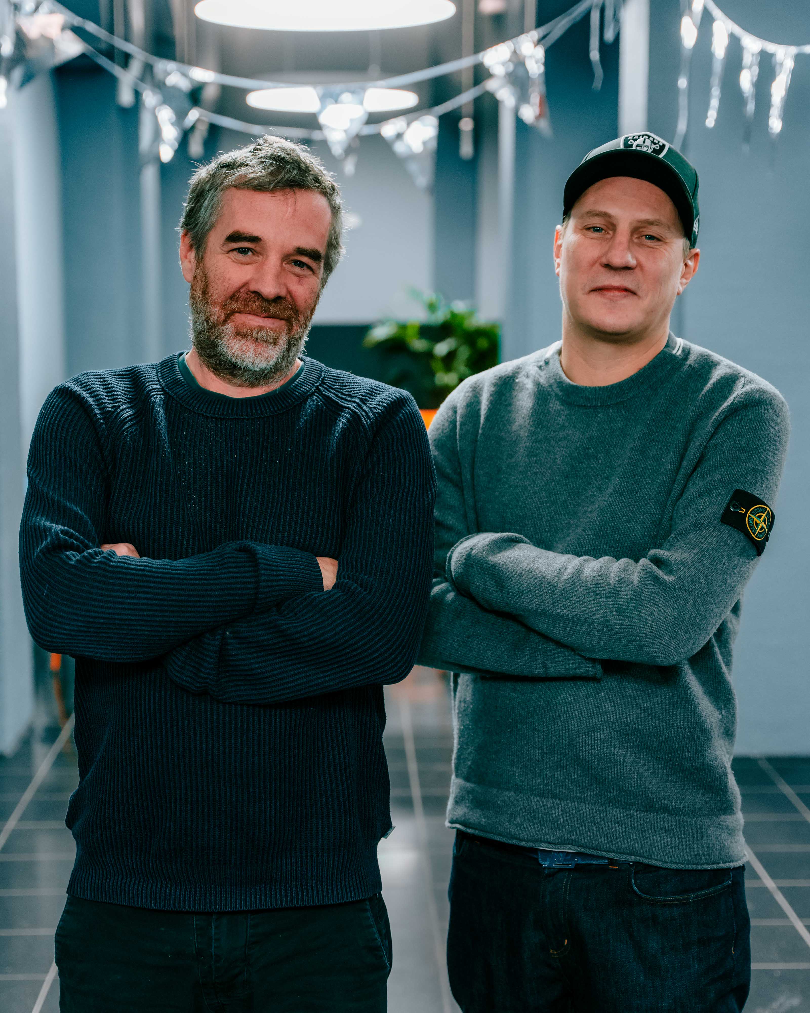 Mats Schjølberg Ulshagen og Pål Tøien (OnklP) smilende med armene i kryss