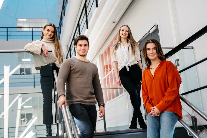 Fire studenter står i trappene på Fjerdingen