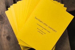 En haug av gule bøker med tittelen "Samkjørt eller overkjørt, om samarbeid og konflikter i grupper"