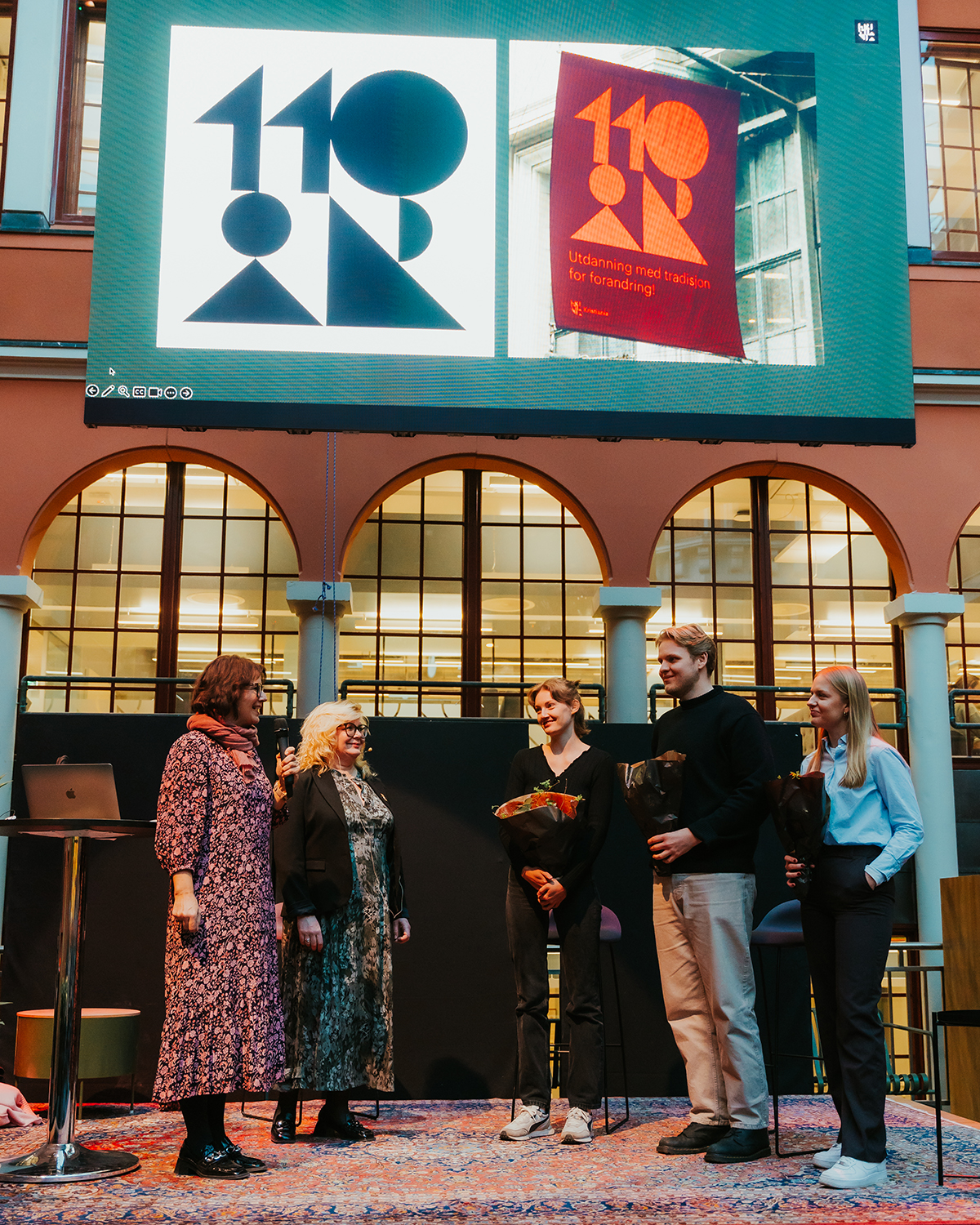 Vinnerstudentene blir gratulert av rektor Trine J.Meza og administrerende direktør Solfrid Lind.