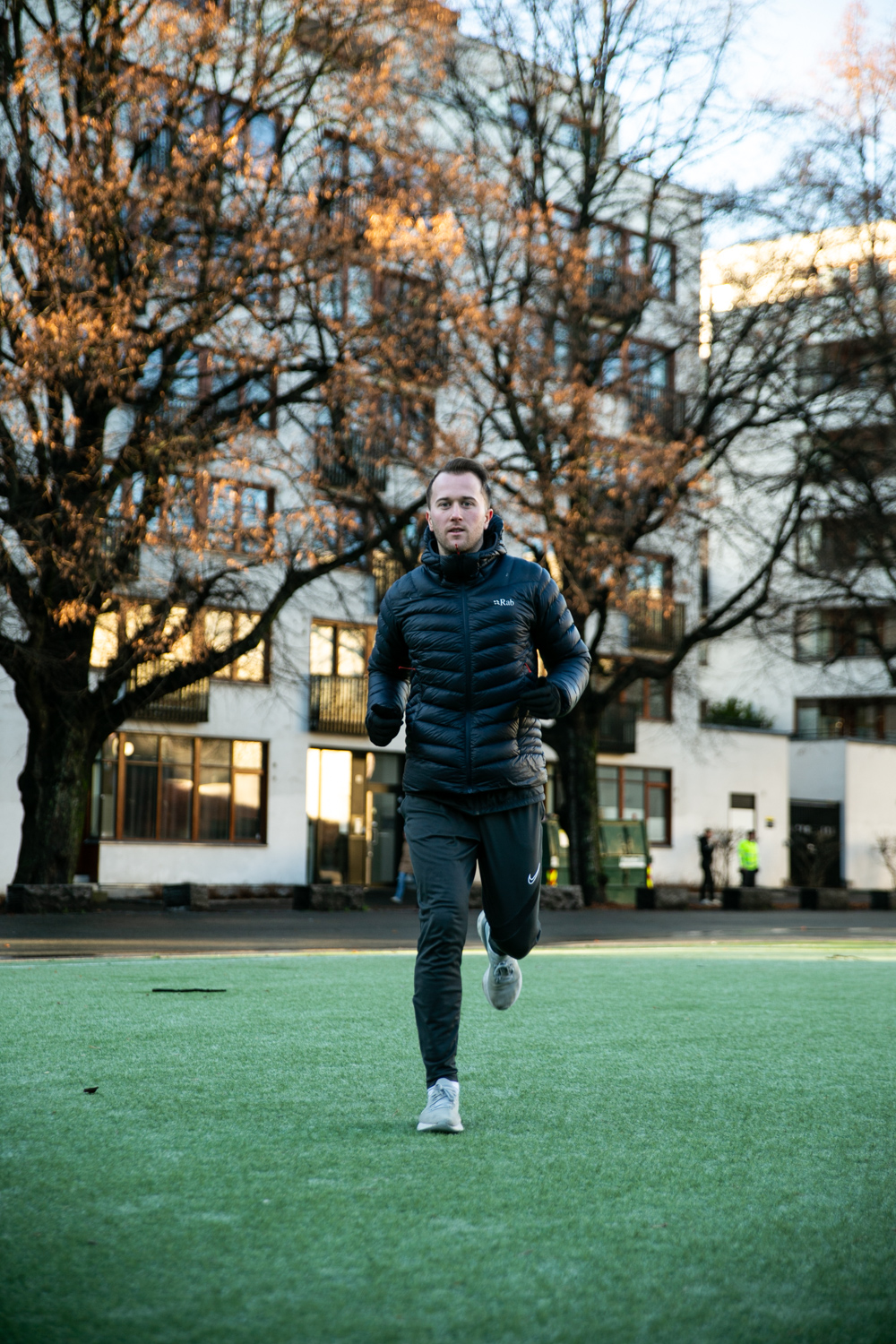 Bilde av Morten Wenaas som løper på en fotballbane på Bislett.