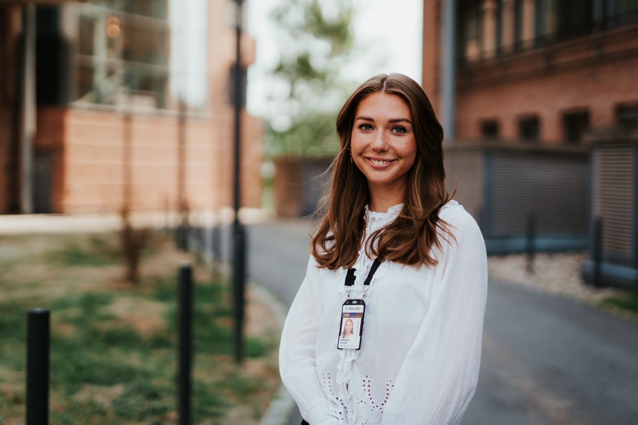 Kristine står foran Kripos-bygget i Oslo. 