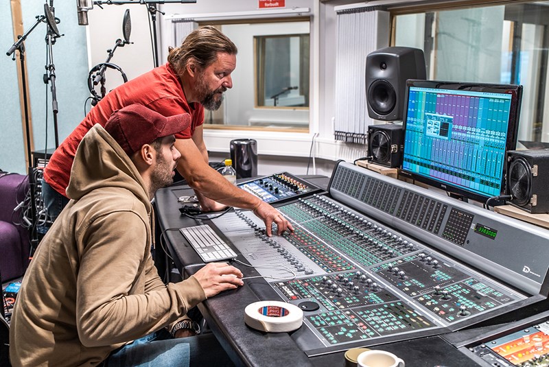 Foto av to menn som mikser lyd i studio.