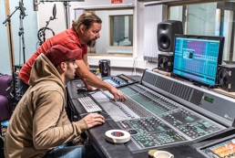 Foto av to menn som mikser lyd i studio.