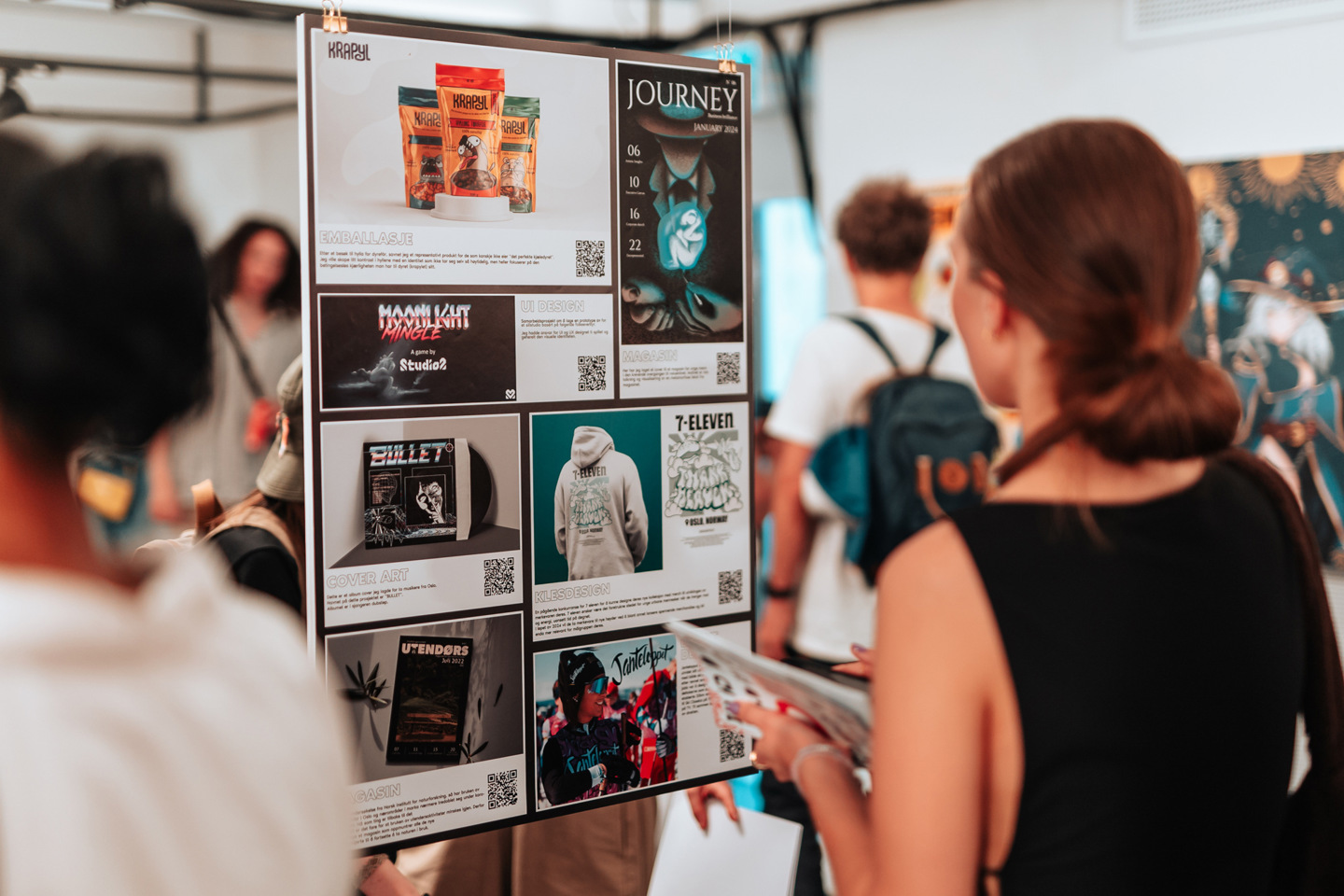 Mennesker ser på utstilte arbeider.