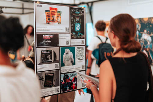 Mennesker ser på utstilte arbeider.