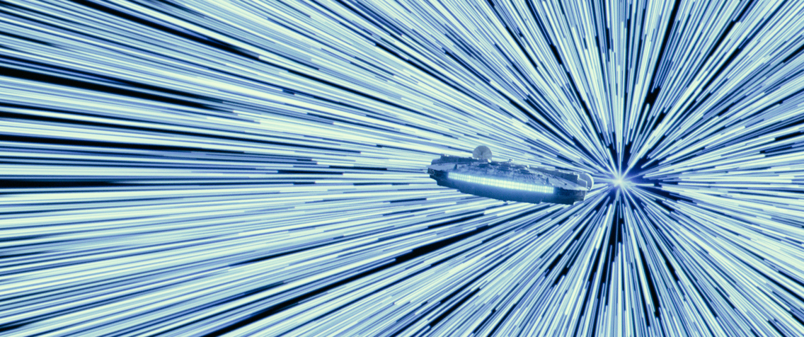 Skjermgrabb fra Star Wars-film, et romskip reiser i overlyshastighet.