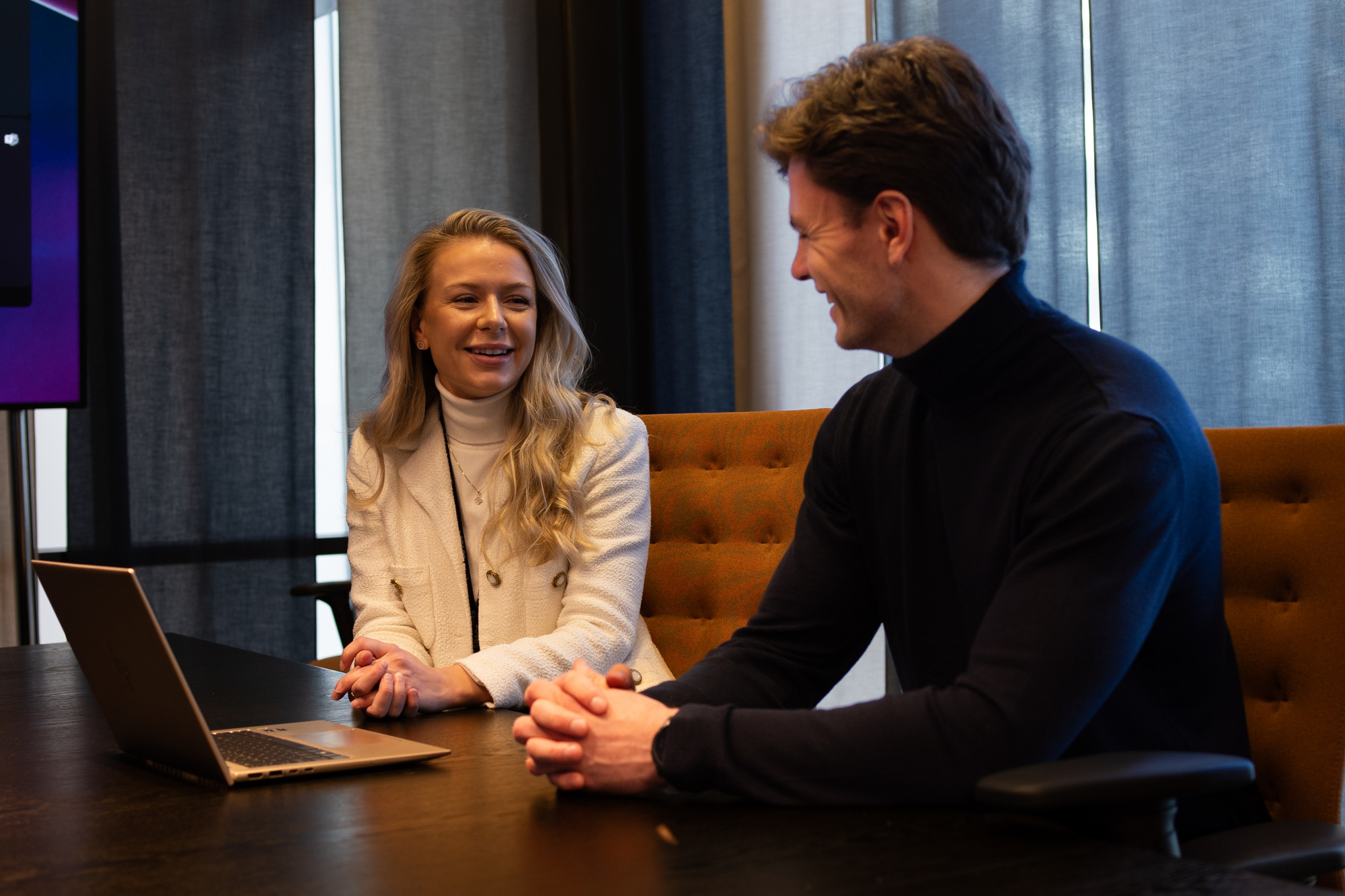 Rikke og Simon sitter i et møterom og jobber med ERP-prosjektet.