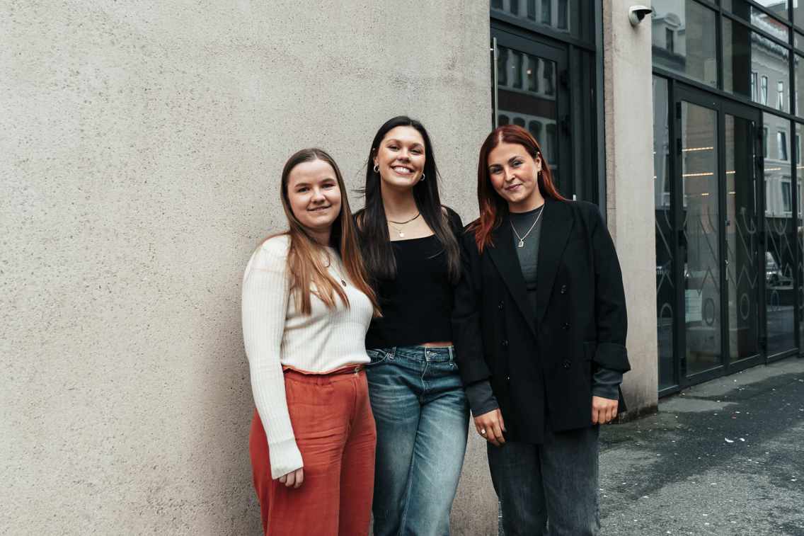 Hanna, Nora og Ida-Marie utenfor Spikersuppa i Rosenkrantz gate.