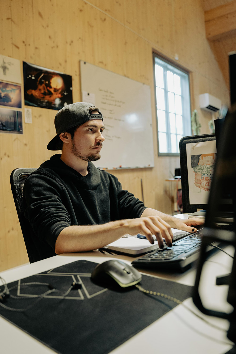 Foto av Roland Kvam som jobber på en PC.