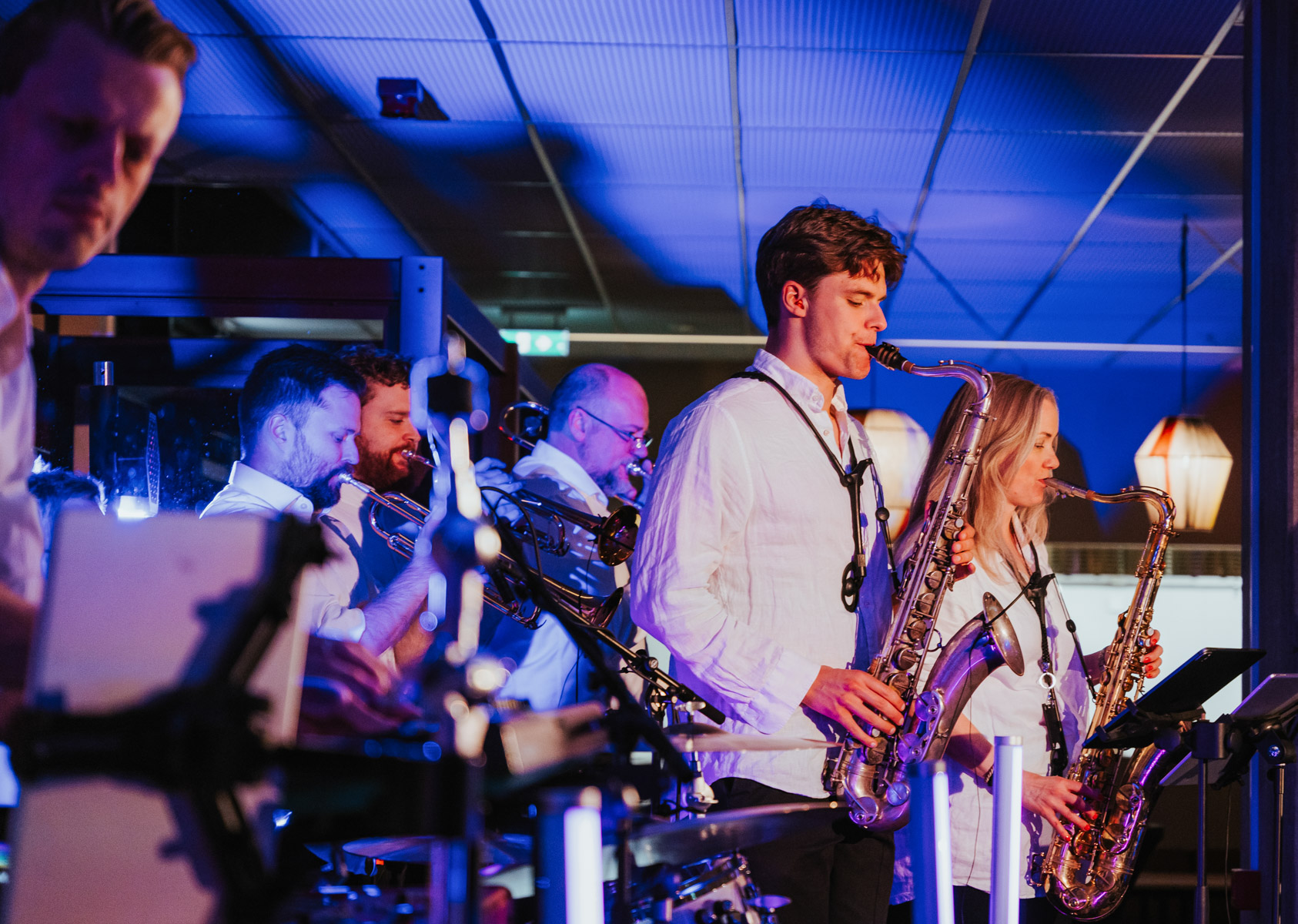 Flere musikere spiller på saksofon og trumpet