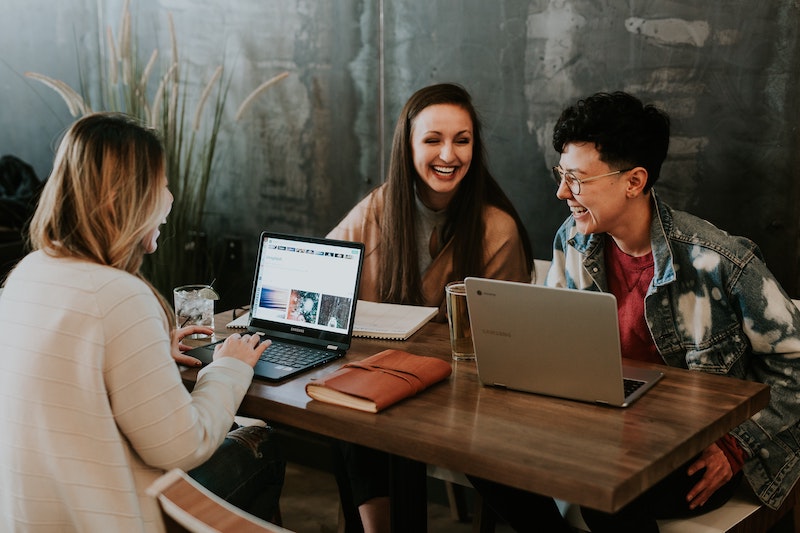 En gruppe studenter sitter rundt et bord og studerer.