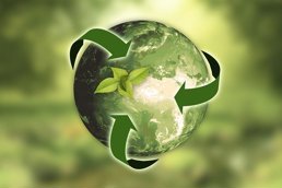 Fotomontasje av en jordklode omsluttet av et resirkuleringssymbol.
