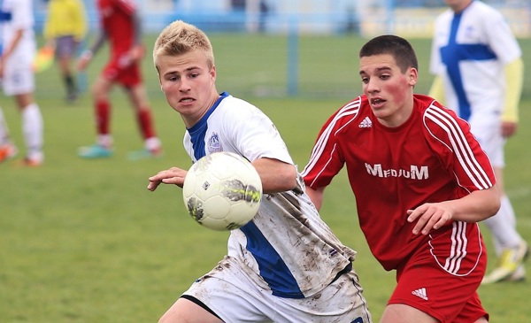To ungdommer spiller fotball