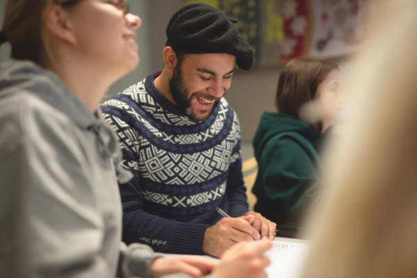 Studenter tar notater på forelesning. Fagskolestudiet Reklame og merkekommunikasjon ved Høyskolen Kristiania.