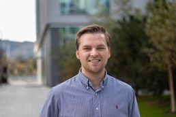 HR-studenten Mathias som ser i kamera