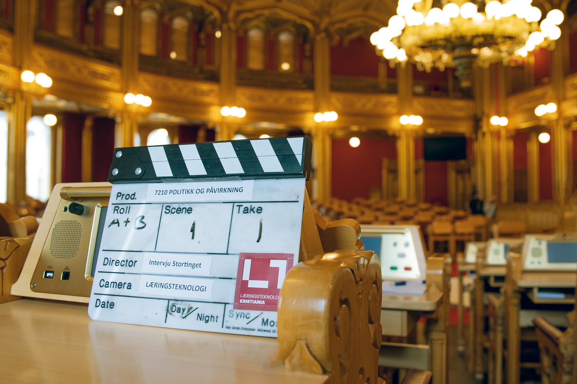 Filmklapper står på en pult inne i stortingssalen, klar til opptak av undervisningsmateriale.