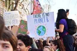 En gruppe mennesker demonstrerer med skilt som blant annet sier 'there is no planet b'