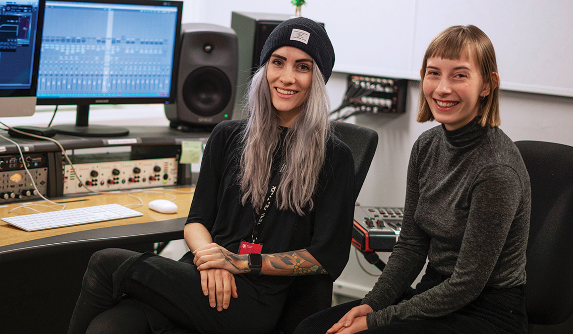 Oda Tilset og Ida Iki sammen i et lydstudio