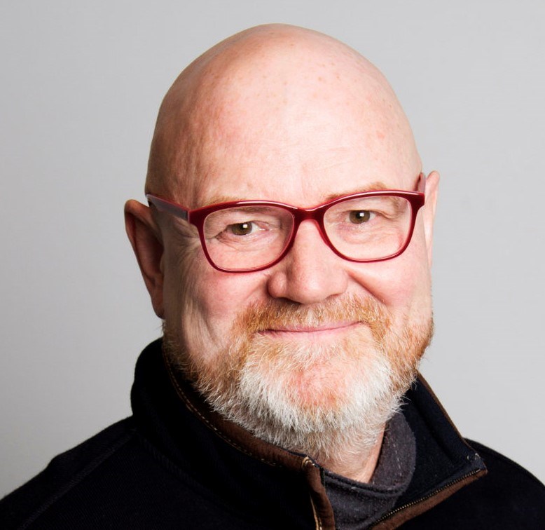 Portrettfoto av Jon Arild med lys bakgrunn.