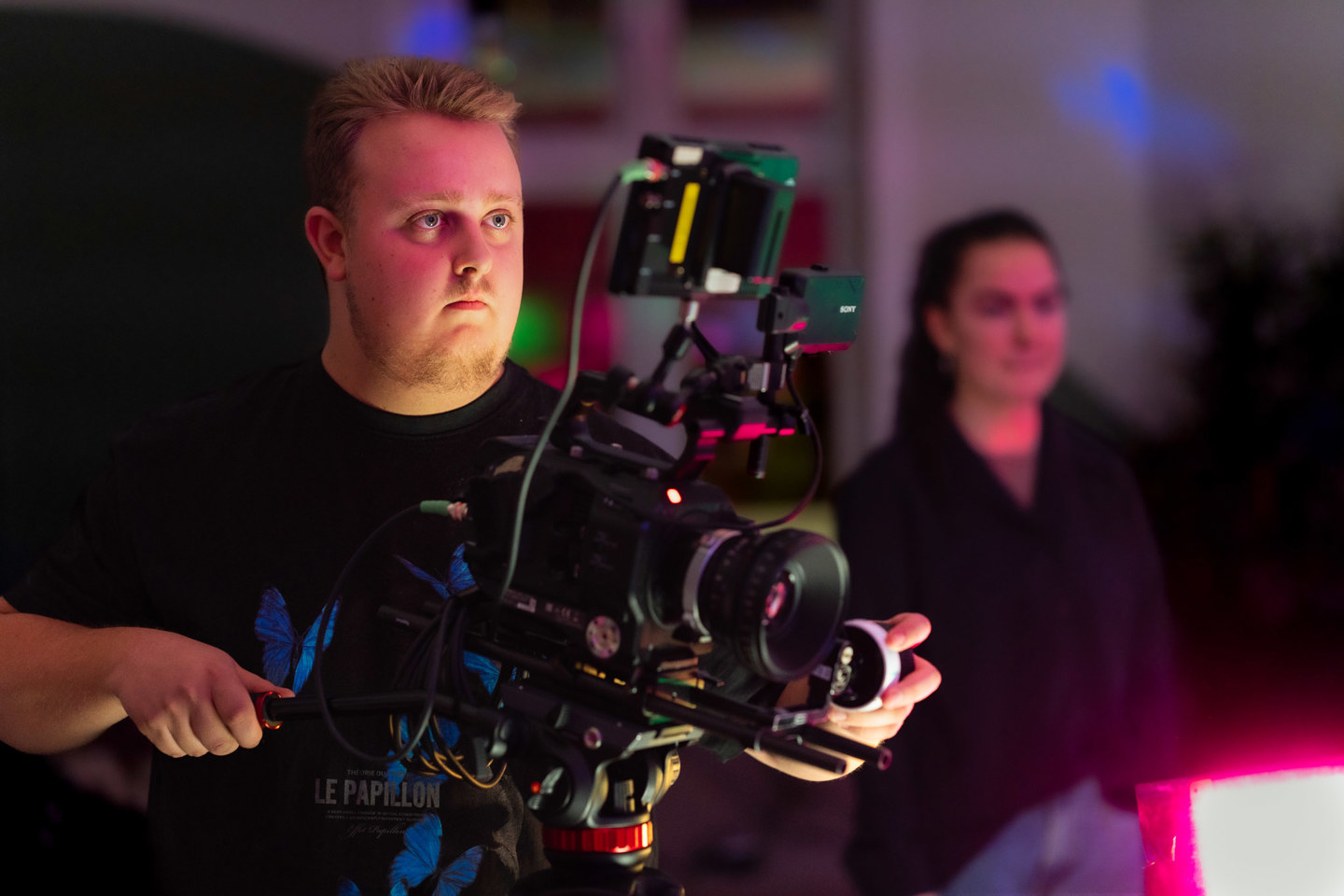 Student med videokamera som zoomer inn på objektet sitt