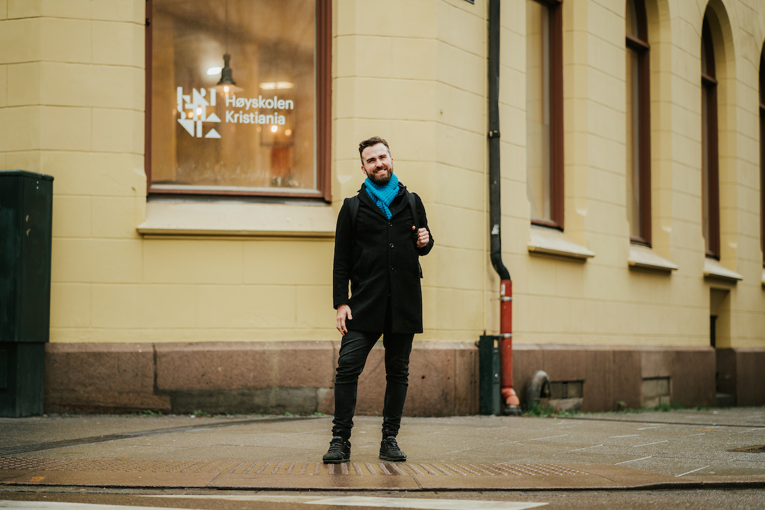 Stian Kvålshagen avbildet utenfor Høyskolen Kristiania.